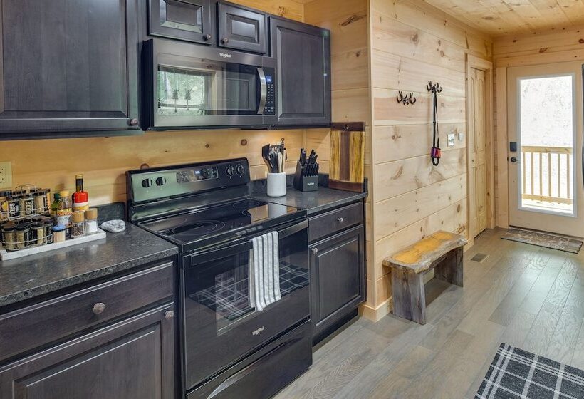 Serene Marshall Cabin W/ Deck & Fire Pit!