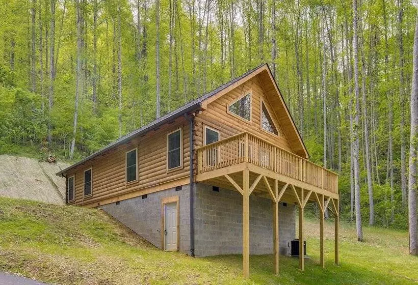 Serene Marshall Cabin W/ Deck & Fire Pit!