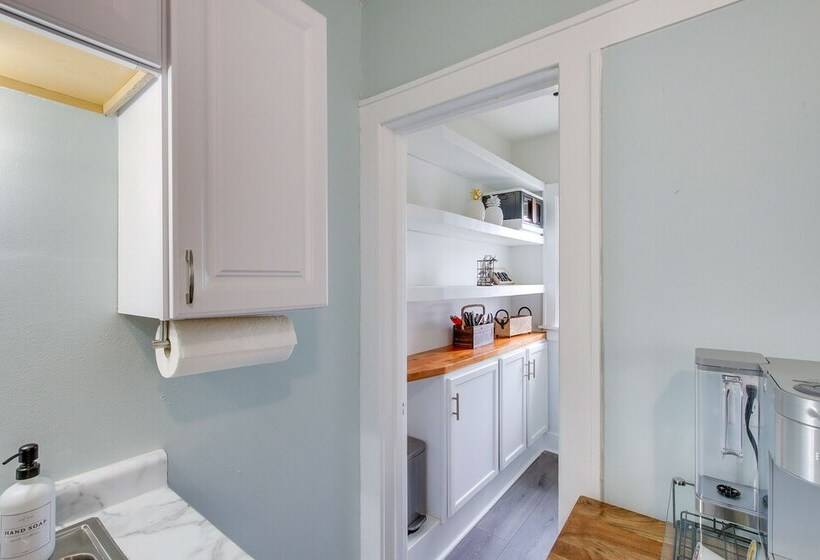 Milwaukee Vacation Rental: 6 Mi To City Center!