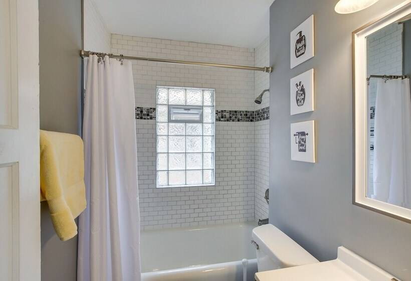 Milwaukee Vacation Rental: 6 Mi To City Center!