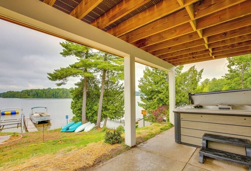 Modern Traverse City Lake House W/ Hot Tub!