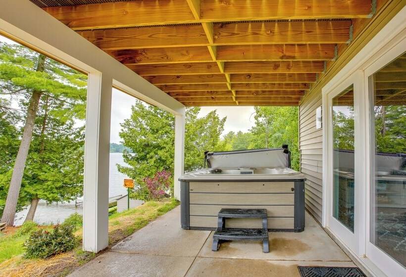 Modern Traverse City Lake House W/ Hot Tub!