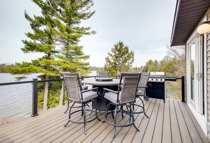 Modern Traverse City Lake House W/ Hot Tub!