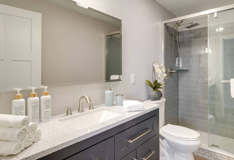 Modern Traverse City Lake House W/ Hot Tub!