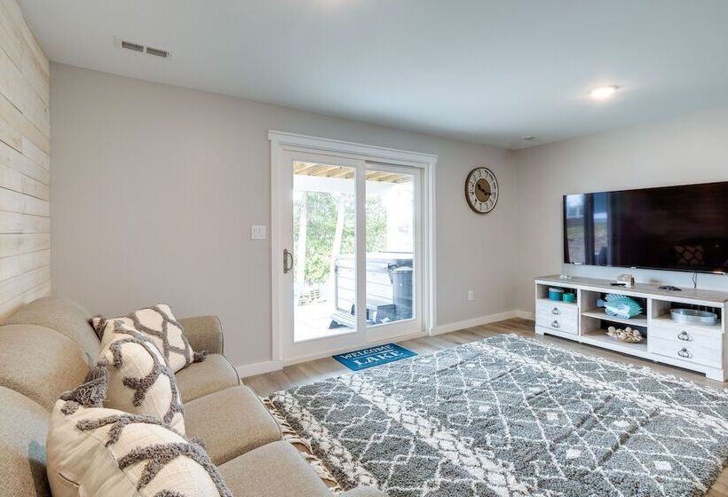 Modern Traverse City Lake House W/ Hot Tub!