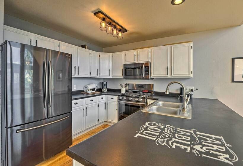 Hot Tub & Mountain Views: Conifer Cabin!