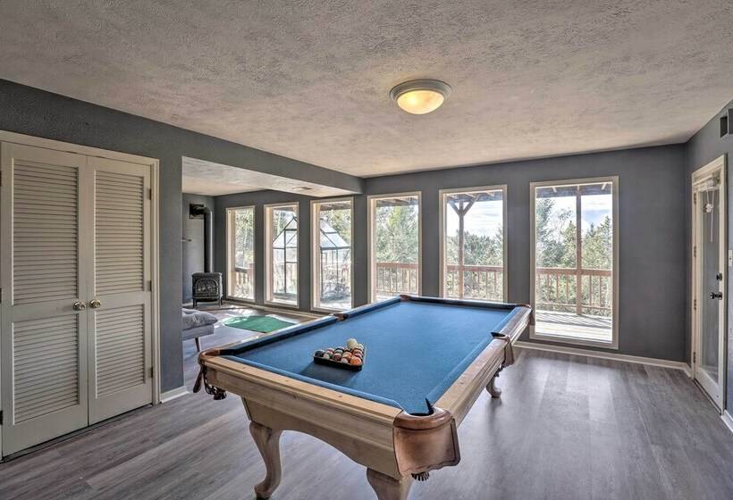Hot Tub & Mountain Views: Conifer Cabin!