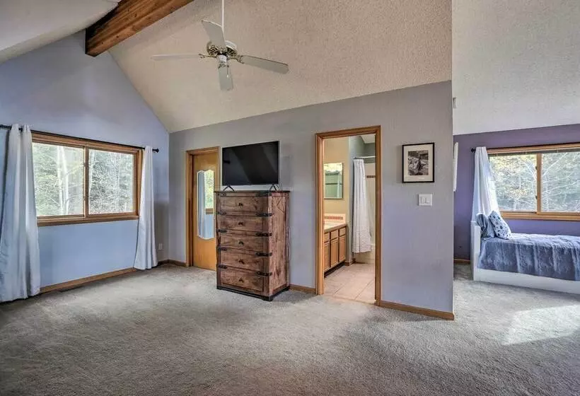 Hot Tub & Mountain Views: Conifer Cabin!