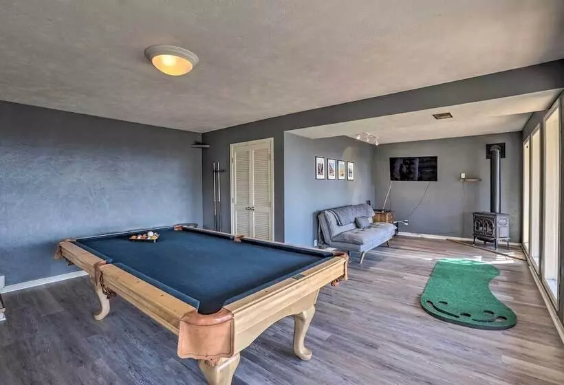 Hot Tub & Mountain Views: Conifer Cabin!