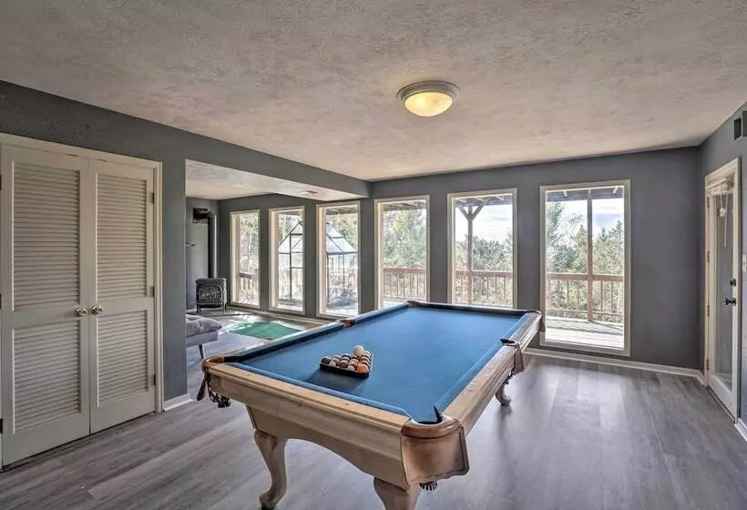 Hot Tub & Mountain Views: Conifer Cabin!