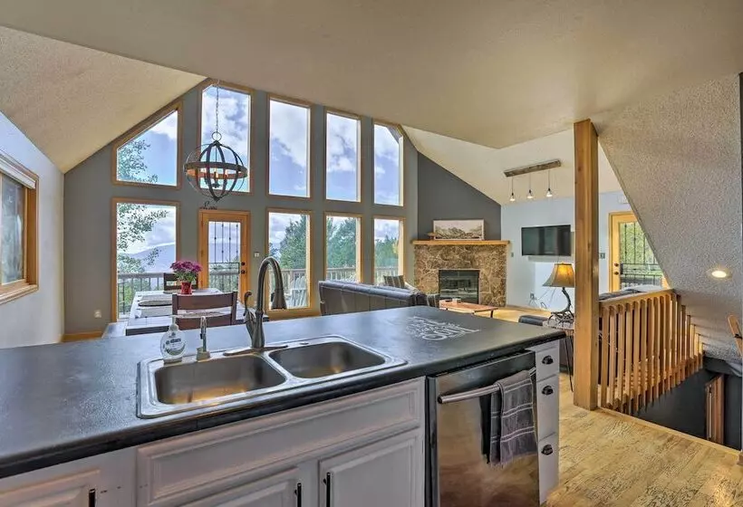 Hot Tub & Mountain Views: Conifer Cabin!