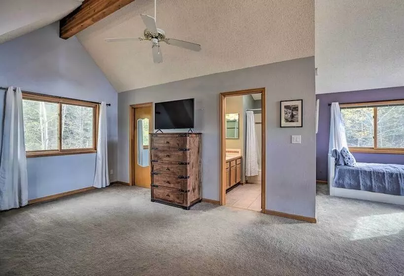 Hot Tub & Mountain Views: Conifer Cabin!