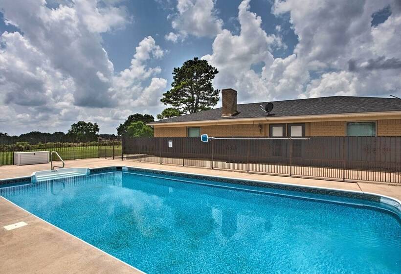 Pet Friendly Efficiency Cottage W/ Pool!