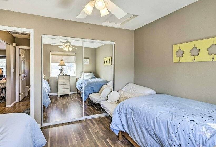 Quaint Bullhead City Home: Patio + Mtn Views!