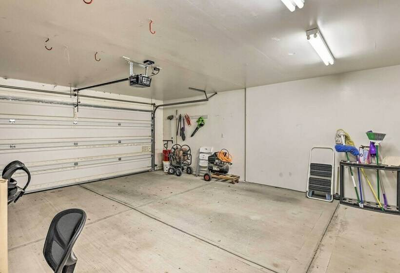 Quaint Bullhead City Home: Patio + Mtn Views!