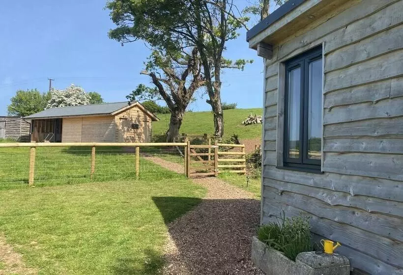 Residenssi Red Oaks Shepherds Hut