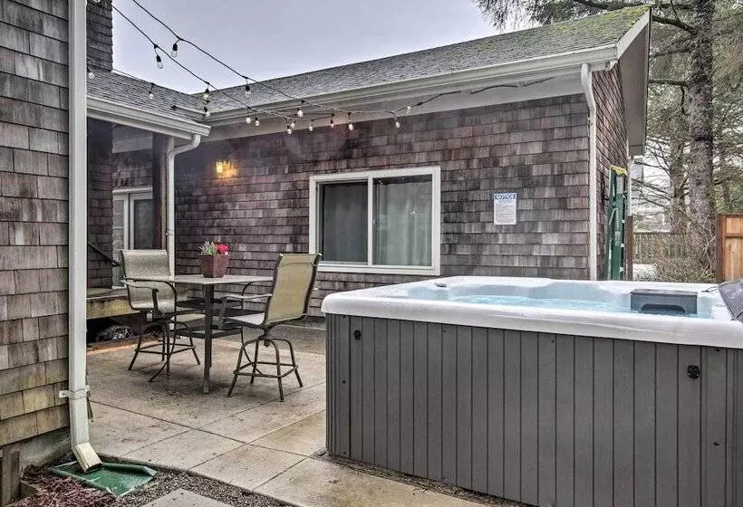 Rockaway Beach Home W/ Hot Tub: 4 Blocks To Beach!