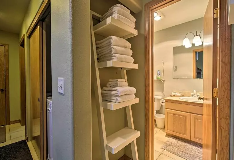 Rockaway Beach Home W/ Hot Tub: 4 Blocks To Beach!