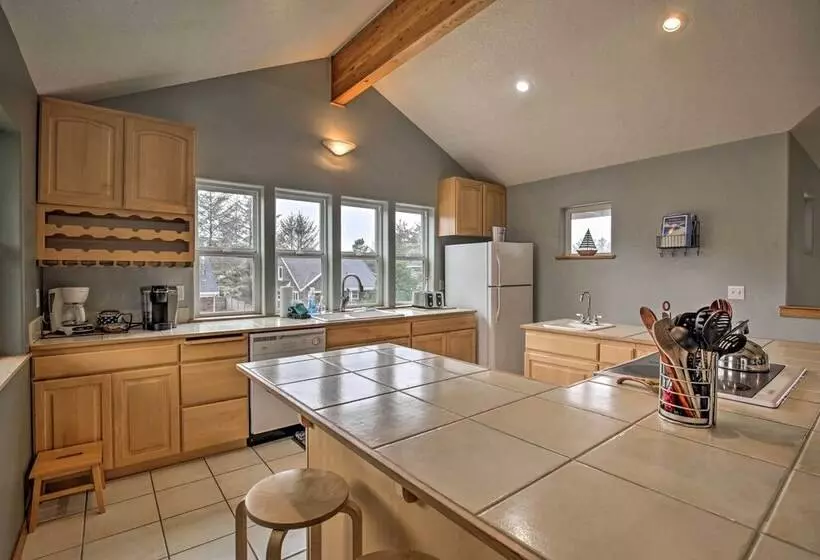 Rockaway Beach Home W/ Hot Tub: 4 Blocks To Beach!