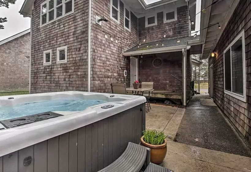 Rockaway Beach Home W/ Hot Tub: 4 Blocks To Beach!