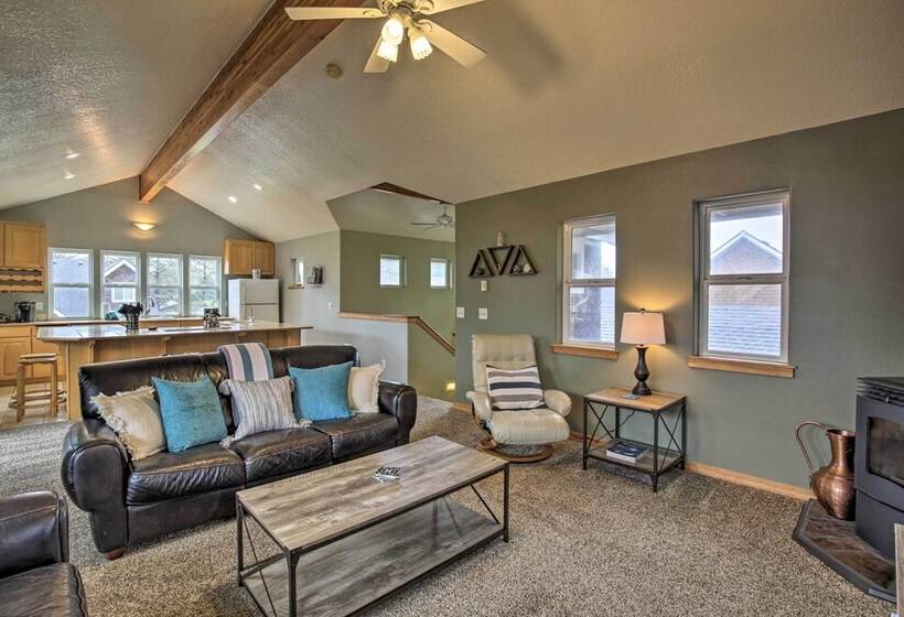 Rockaway Beach Home W/ Hot Tub: 4 Blocks To Beach!