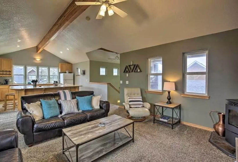 Rockaway Beach Home W/ Hot Tub: 4 Blocks To Beach!