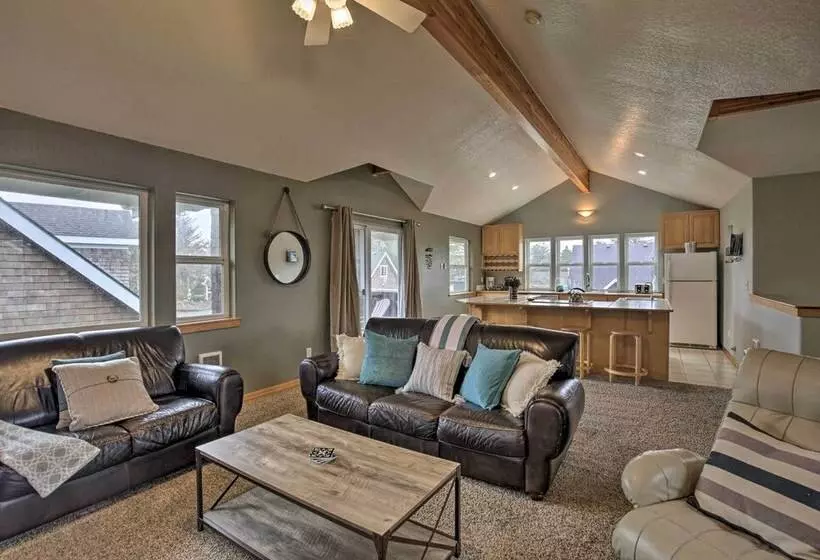 Rockaway Beach Home W/ Hot Tub: 4 Blocks To Beach!