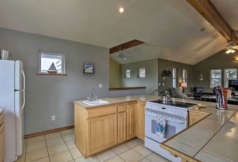 Rockaway Beach Home W/ Hot Tub: 4 Blocks To Beach!