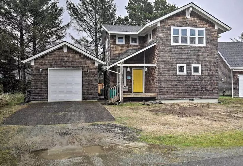 Rockaway Beach Home W/ Hot Tub: 4 Blocks To Beach!