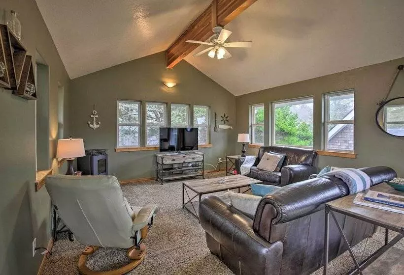 Rockaway Beach Home W/ Hot Tub: 4 Blocks To Beach!