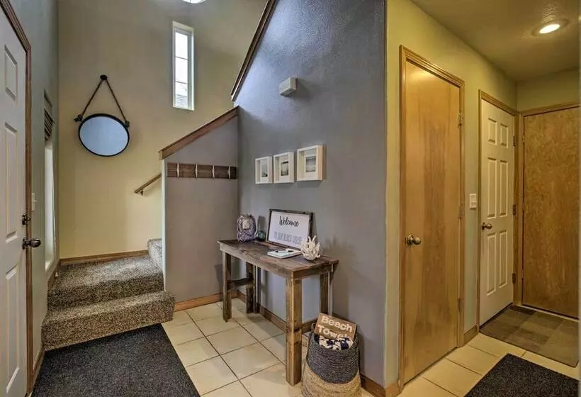 Rockaway Beach Home W/ Hot Tub: 4 Blocks To Beach!