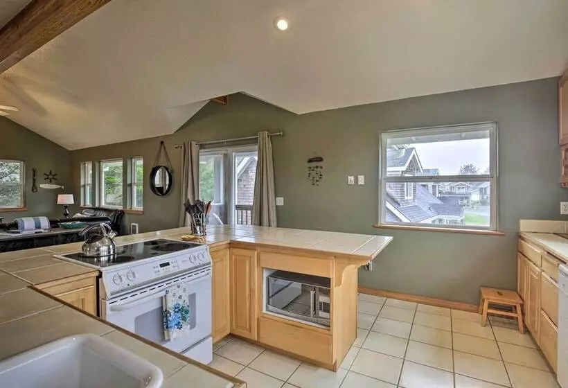 Rockaway Beach Home W/ Hot Tub: 4 Blocks To Beach!