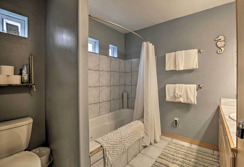 Rockaway Beach Home W/ Hot Tub: 4 Blocks To Beach!