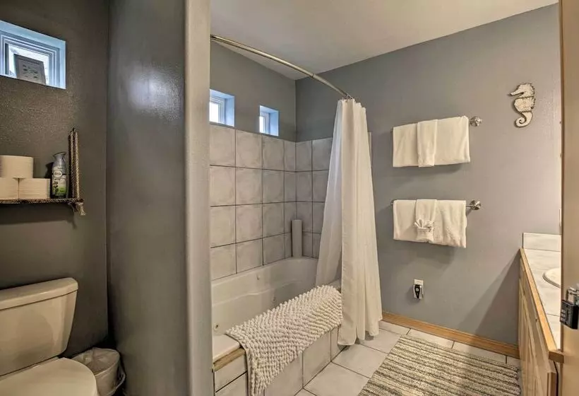 Rockaway Beach Home W/ Hot Tub: 4 Blocks To Beach!