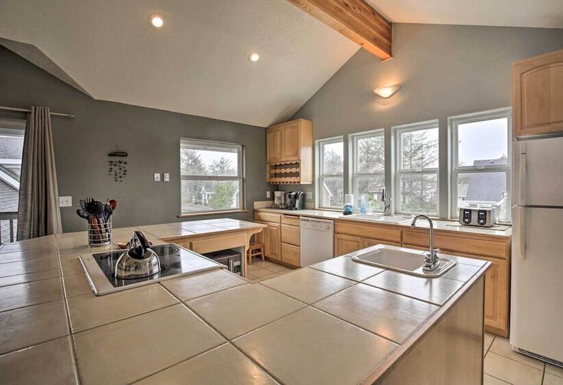 Rockaway Beach Home W/ Hot Tub: 4 Blocks To Beach!