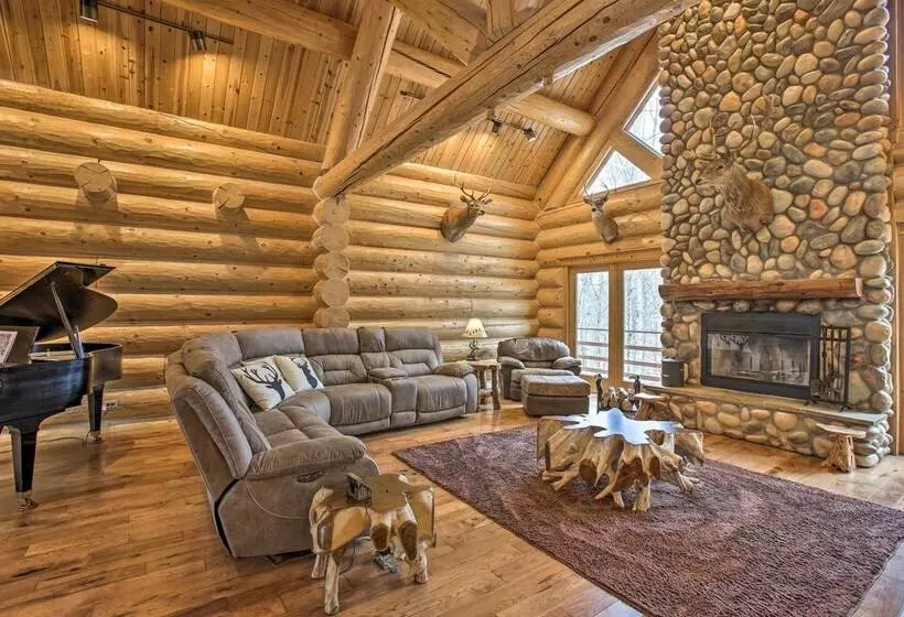 The Retreat  Secluded & Spacious Boyne City Lodge