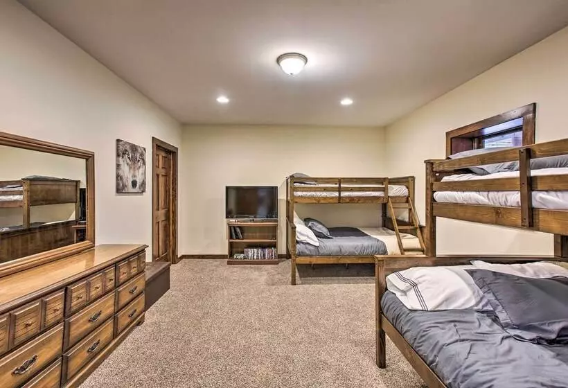 The Retreat  Secluded & Spacious Boyne City Lodge