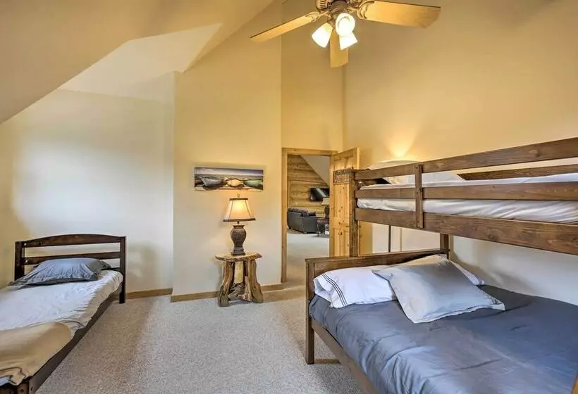 The Retreat  Secluded & Spacious Boyne City Lodge