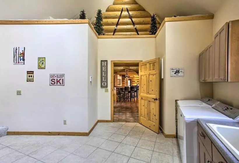 The Retreat  Secluded & Spacious Boyne City Lodge