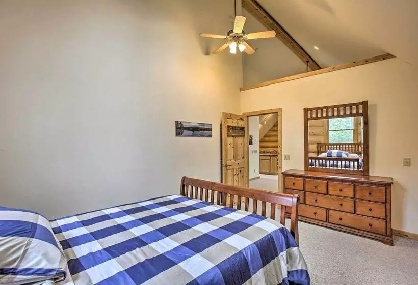 The Retreat  Secluded & Spacious Boyne City Lodge