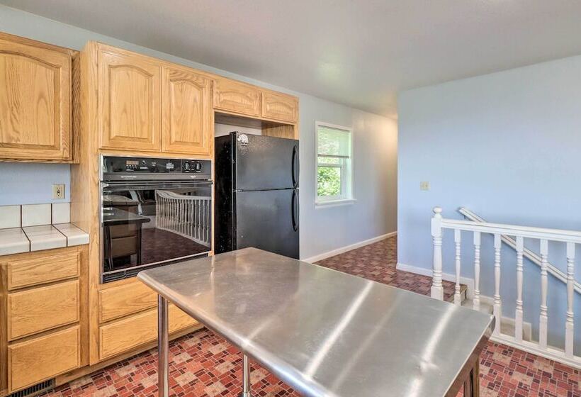 Spacious Home W/ Mtn Views & Starlink Wifi!