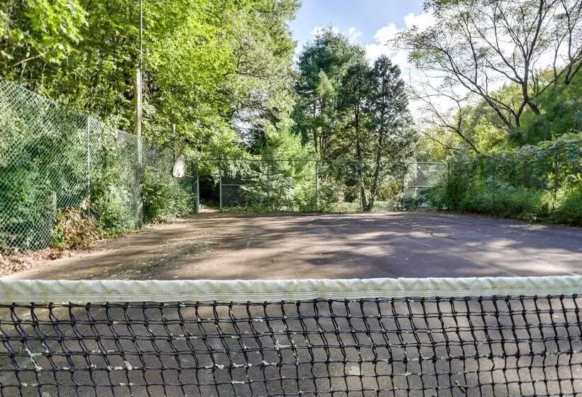 Spacious Woodbury Home W/ Pool + Hot Tub!