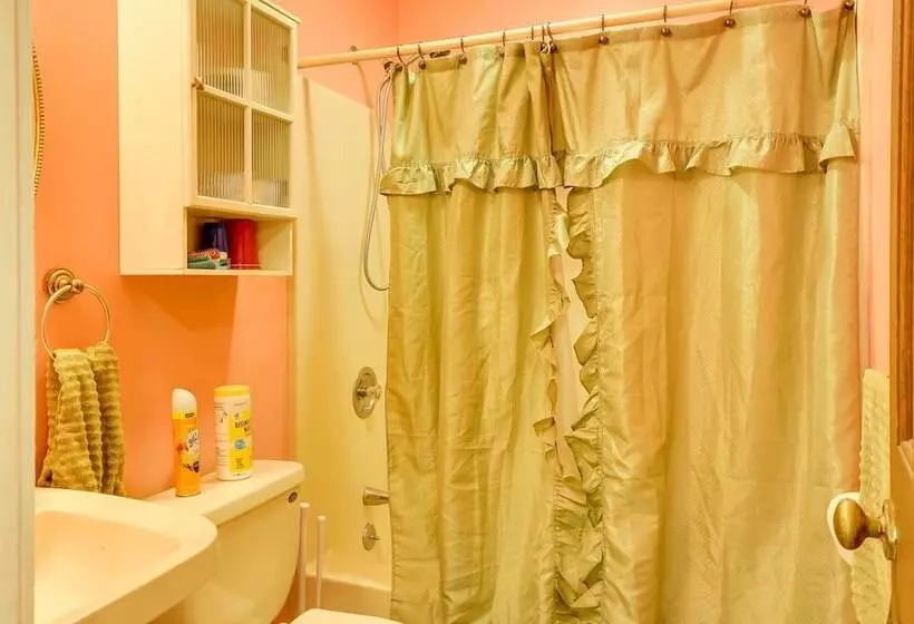 Spacious Woodbury Home W/ Pool + Hot Tub!