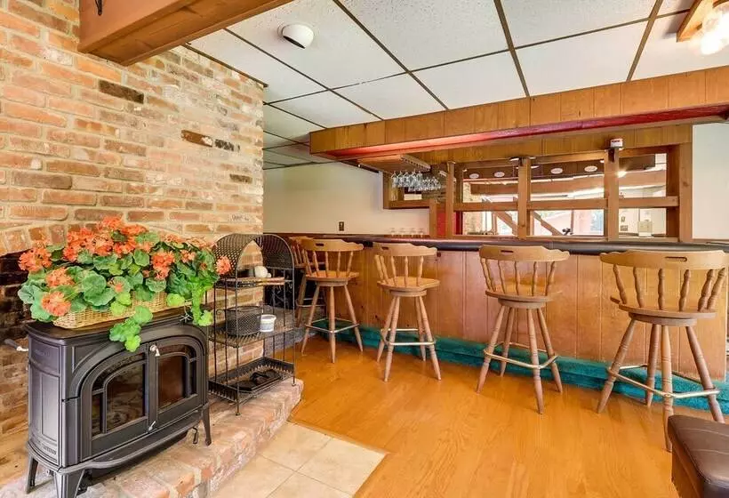 Spacious Woodbury Home W/ Pool + Hot Tub!