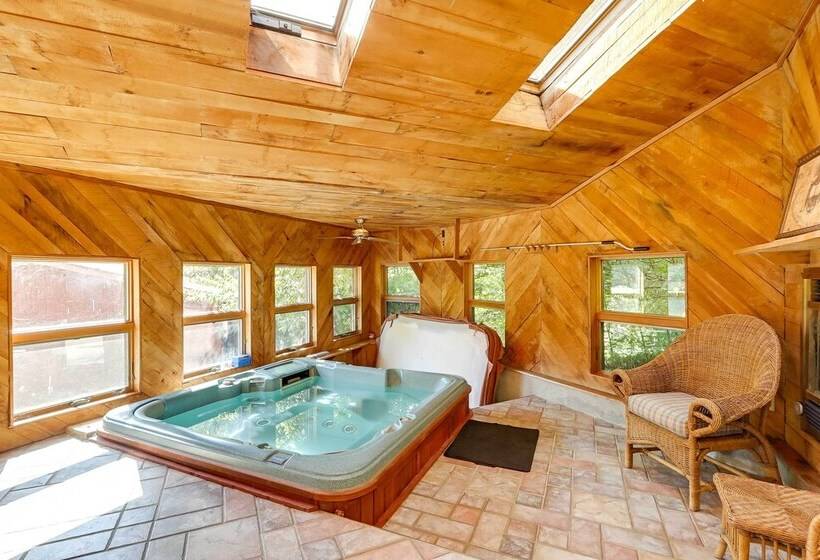 Spacious Woodbury Home W/ Pool + Hot Tub!