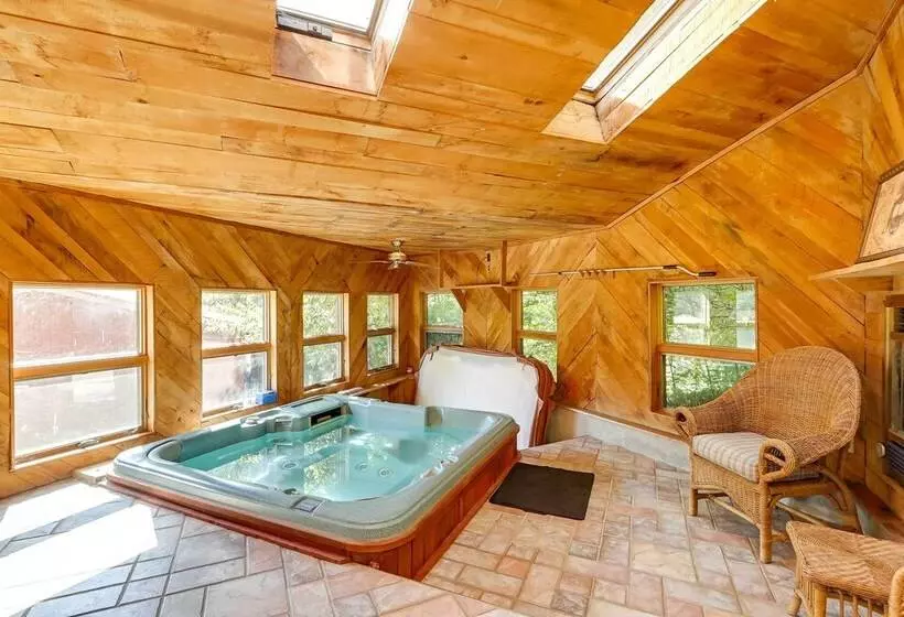 Spacious Woodbury Home W/ Pool + Hot Tub!