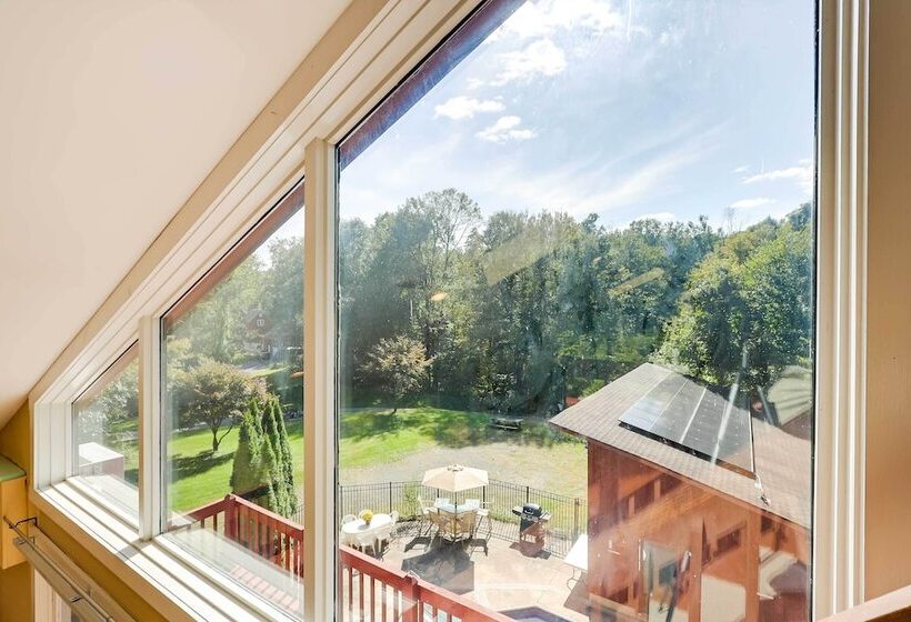 Spacious Woodbury Home W/ Pool + Hot Tub!