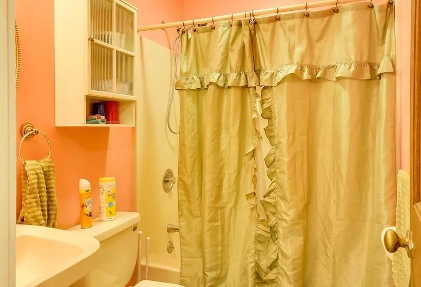 Spacious Woodbury Home W/ Pool + Hot Tub!