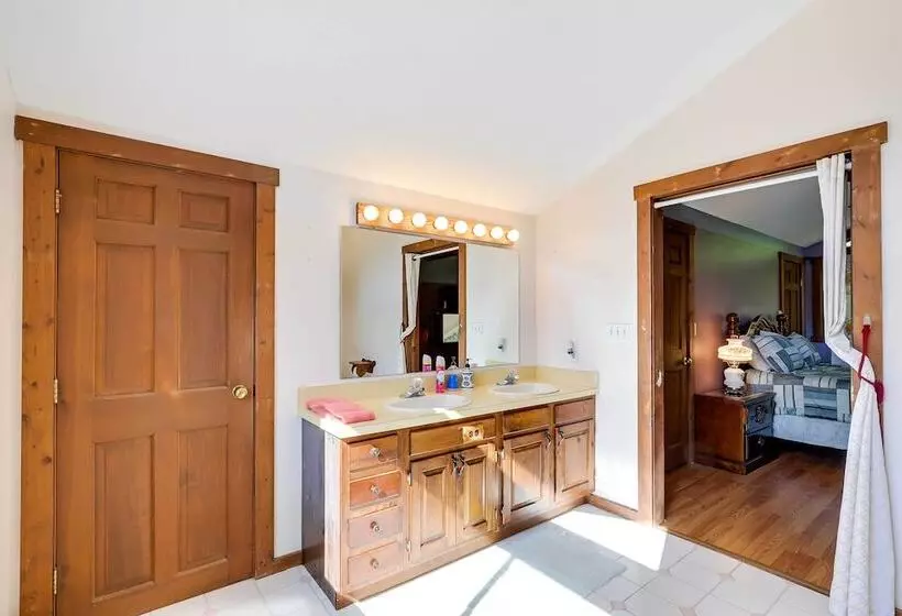 Spacious Woodbury Home W/ Pool + Hot Tub!