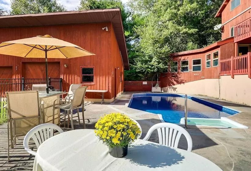 Spacious Woodbury Home W/ Pool + Hot Tub!